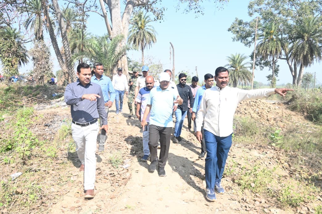 Gariaband Collector Inspection: कलेक्टर ने पैदल चलकर लिया शहर का जायजा