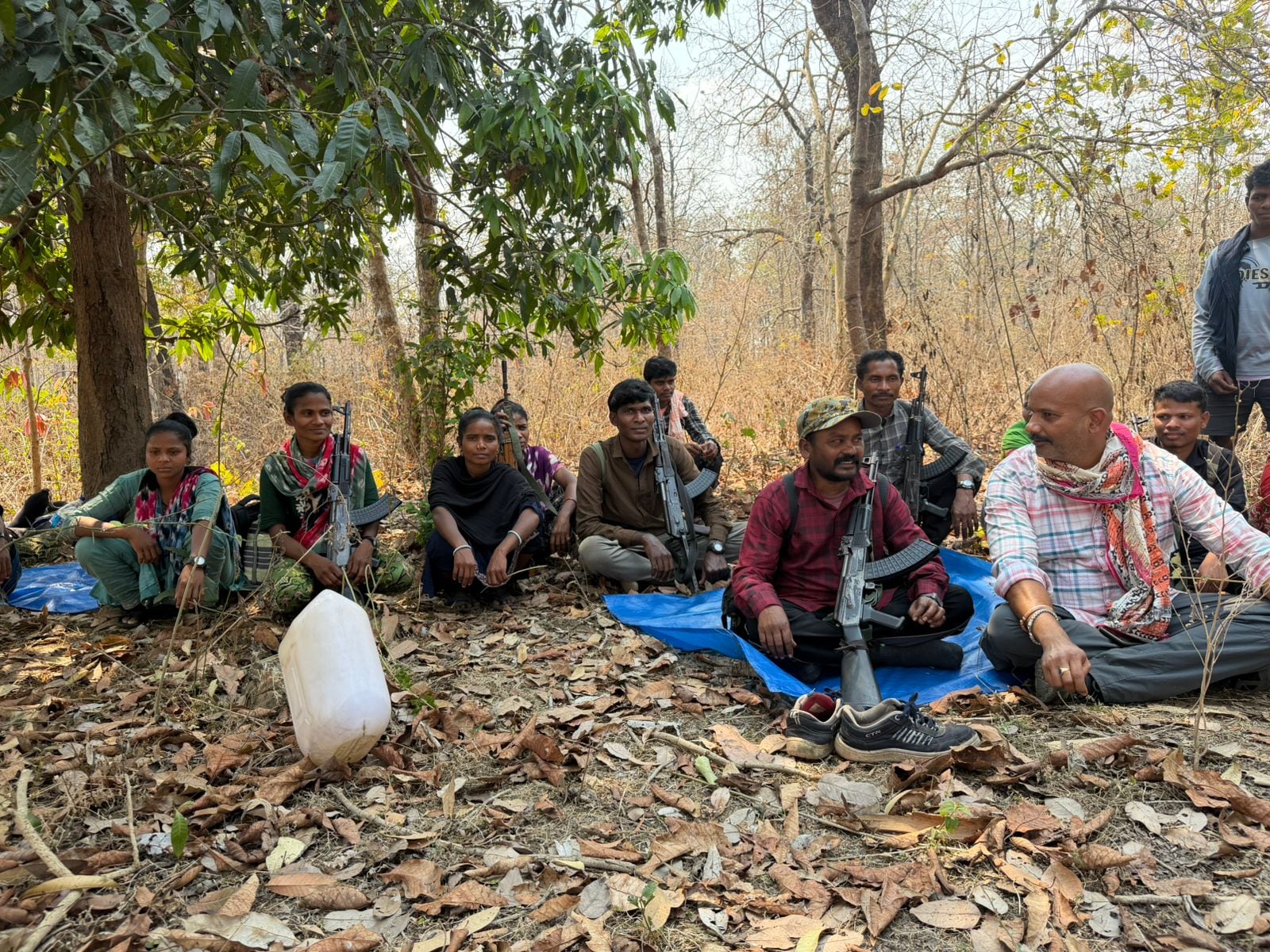 Naxal Leader Paparao Surrender: गृहमंत्री से बात होने के बाद पूरी तैयारी हुई और सभी नक्सली पापा राव की अगुवाई में हमारे रिपोर्टर के साथ एक जगह पर जुटे और पुलिस की बस का इंतजार करने लगे. तब माहौल में बिल्कुल भी भय नहीं था.  