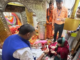 'मंत्री हैं...मन का करेंगी', नवरात्र में शारदा मंदिर में VIP दर्शन बंद, फिर भी राधा सिंह ने की गर्भगृह में पूजा, लाइन में लगे रहे हजारों लोग &nbsp;