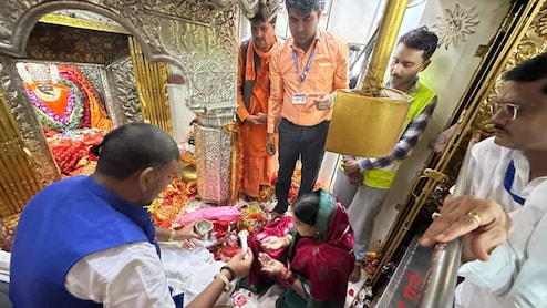 'मंत्री हैं...मन का करेंगी', नवरात्र में शारदा मंदिर में VIP दर्शन बंद, फिर भी राधा सिंह ने की गर्भगृह में पूजा, लाइन में लगे रहे हजारों लोग &nbsp;