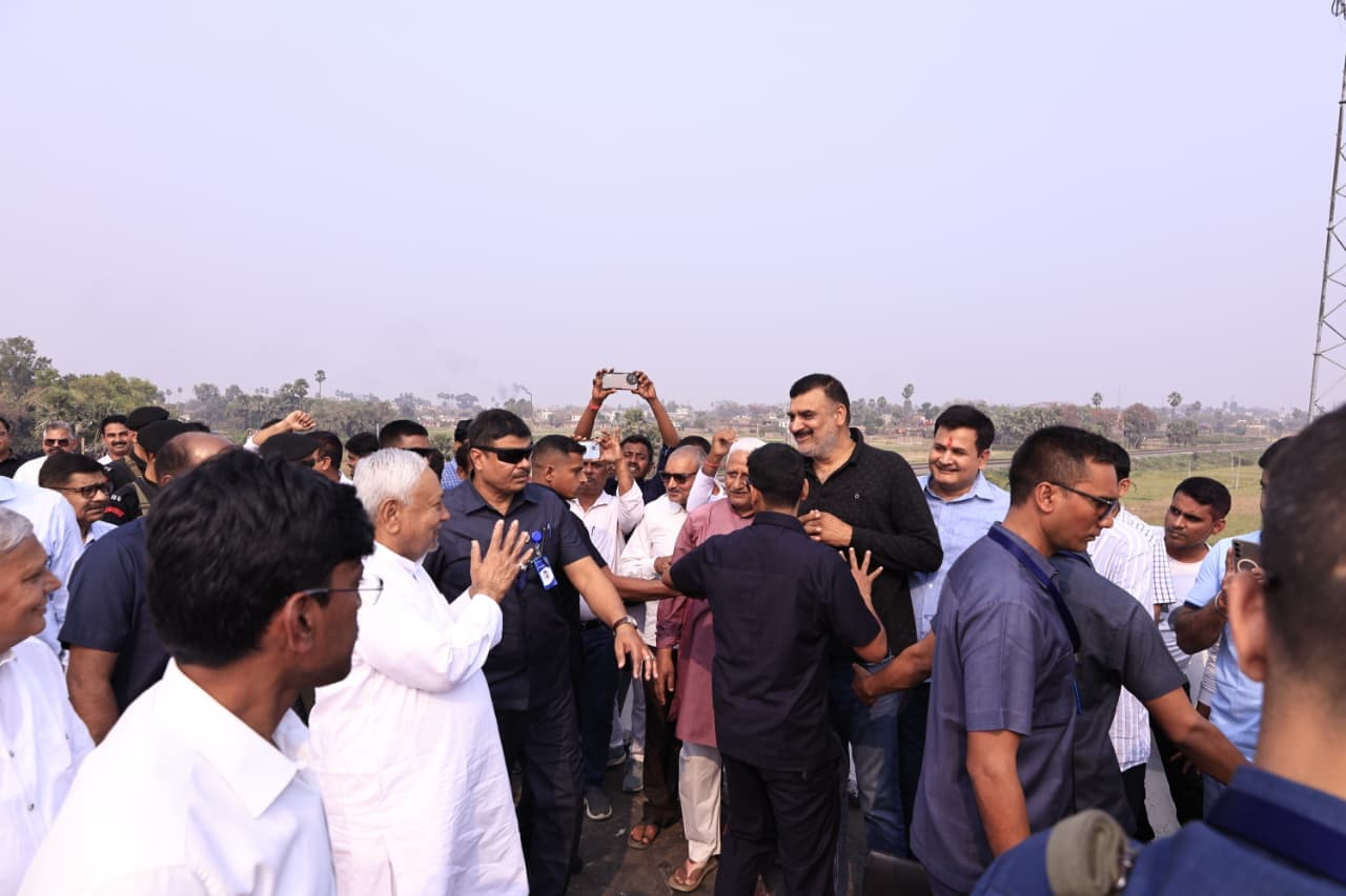 स्थानीय लोग और अधिकारियों के बीच सीएम नीतीश कुमार.