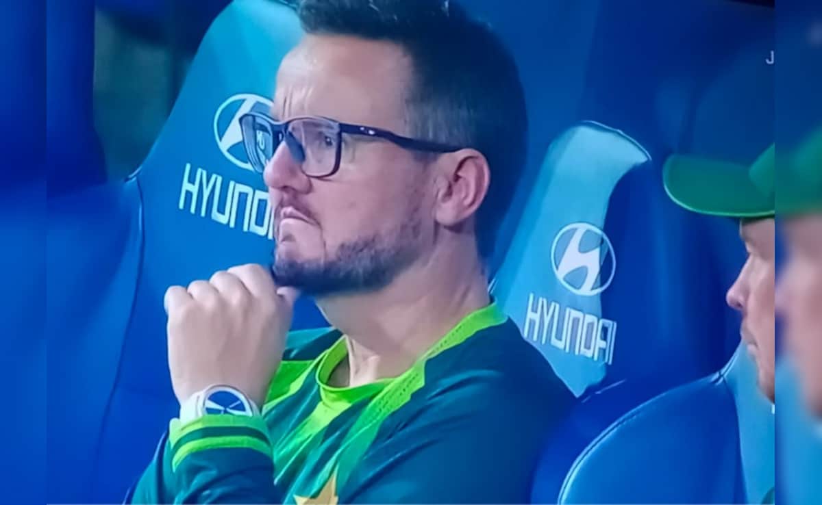 T20 World Cup 2026: चेहरे पर मायूसी लिए डगआउट में अकेले बैठे रहे कोच माइक हेसन, PAK खिलाड़ियों ने भी कर लिया किनारा