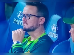 T20 World Cup 2026: चेहरे पर मायूसी लिए डगआउट में अकेले बैठे रहे कोच माइक हेसन, PAK खिलाड़ियों ने भी कर लिया किनारा