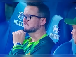 T20 World Cup 2026: चेहरे पर मायूसी लिए डगआउट में अकेले बैठे रहे कोच माइक हेसन, PAK खिलाड़ियों ने भी कर लिया किनारा