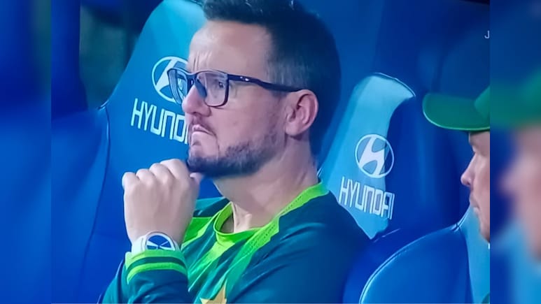 T20 World Cup 2026: चेहरे पर मायूसी लिए डगआउट में अकेले बैठे रहे कोच माइक हेसन, PAK खिलाड़ियों ने भी कर लिया किनारा