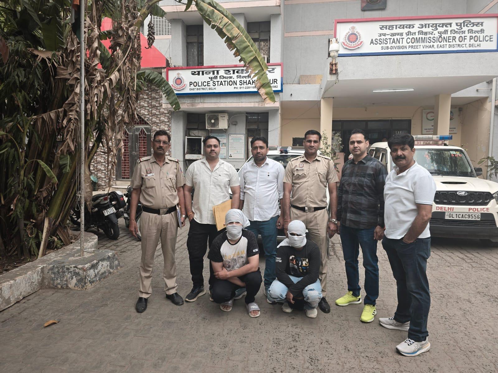 ट्रेडिंग में डूबे पैसे तो बेटे ने ही साफ कर दी पिता की अलमारी, सीसीटीवी से सच आया सामने, 2 गिरफ्तार