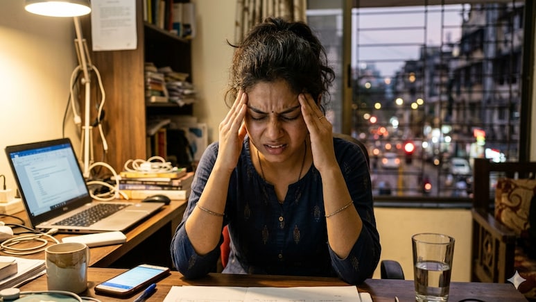 Struggling With A Headache Behind Your Eyes? Here's What May Help Naturally