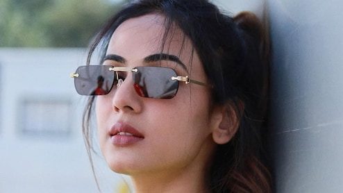 दुबई से भारत लौटीं जन्नत एक्ट्रेस सोनल चौहान, सोशल मीडिया पर लिखी डरावनी रातों की सच्चाई