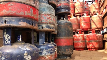 140 Gas Cylinders Seized in Raid At Domino's Outlet In Thane: Reports