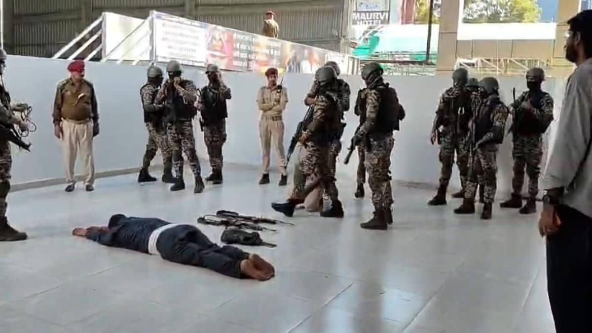 नकली आतंकवादियों को ढेर करने का अभ्यास किया गया