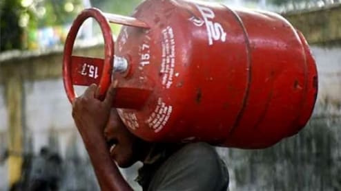 राजधानी में ईंधन की कोई किल्लत नहीं, अफवाहों पर न दें ध्यान: दिल्ली सरकार