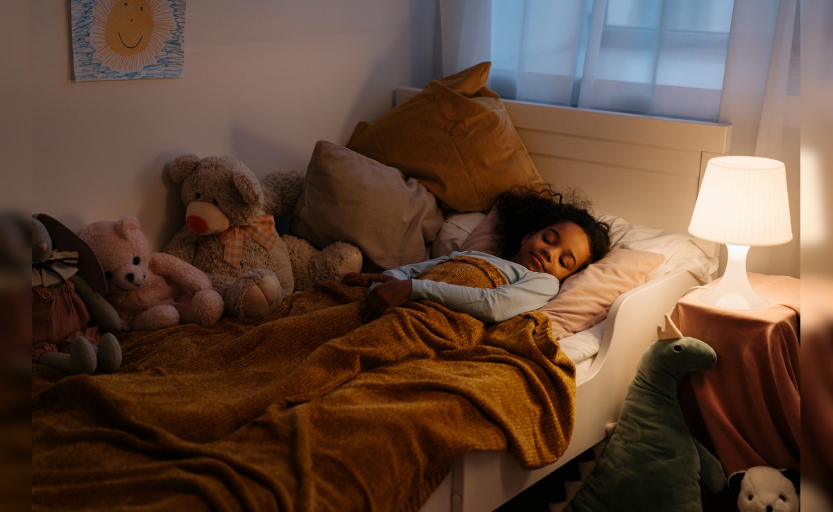 World Sleep Day 2026: बच्चों और किशोरों के लिए कितनी नींद लेना है जरूरी? पेडियाट्रिशियन ने बताई सही अवधि और जरूरी टिप्स