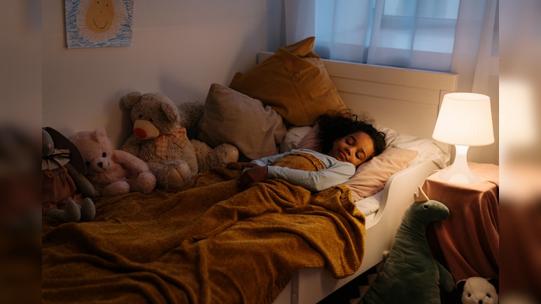World Sleep Day 2026: बच्चों और किशोरों के लिए कितनी नींद लेना है जरूरी? पेडियाट्रिशियन ने बताई सही अवधि और जरूरी टिप्स