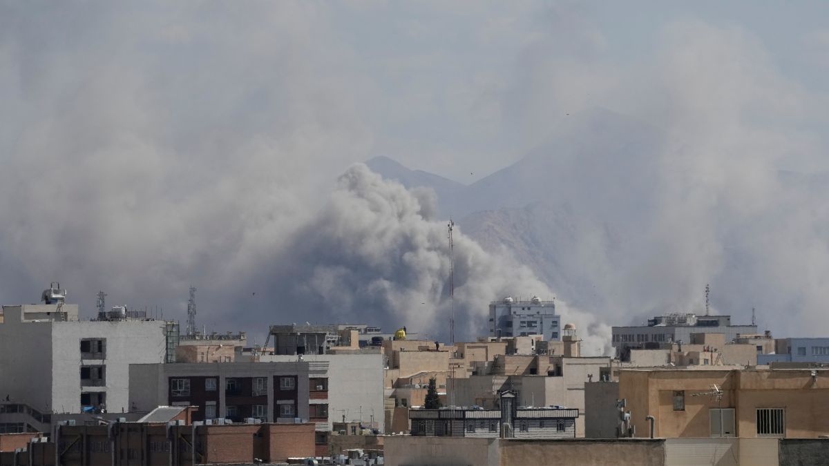 बातचीत के बीच इजरायल ने ईरान पर अचानक क्यों किया हमला, इजरायली एयर फोर्स ने बताया अपना डर