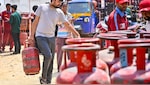 पुराना फोन नंबर बंद होने के बाद नहीं कर पा रहे LPG सिलेंडर बुक? ऐसे करें अपडेट, जान लें आसान तरीका