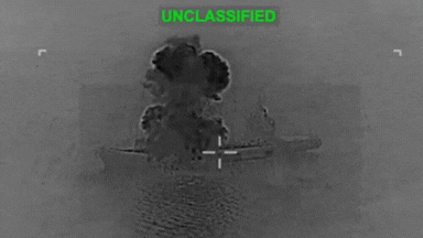 समंदर में एक और जहाज डुबोया, अमेरिकी अटैक में धुआं-धुआं ईरान का ड्रोन लॉन्चर, VIDEO सामने आया