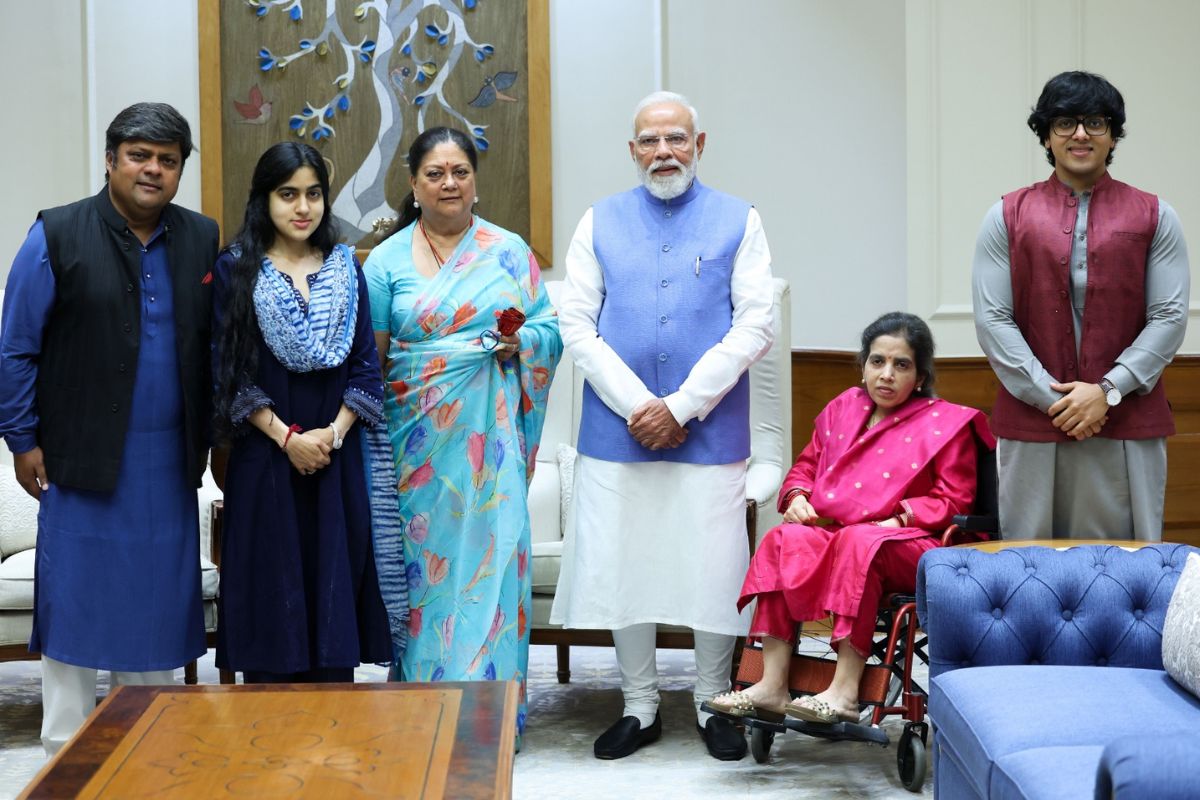 वसुंधरा राजे ने बेटे-बहू और पोते-पोती के साथ पीएम मोदी से की मुलाकात, चर्चाओं में विनायक प्रताप सिंह