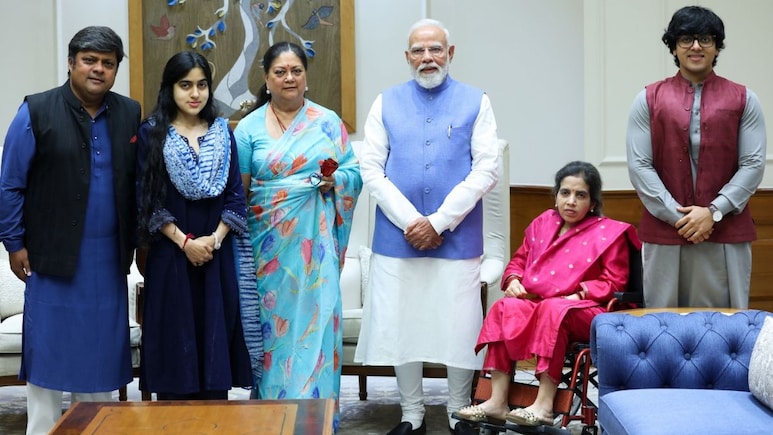 वसुंधरा राजे ने बेटे-बहू और पोते-पोती के साथ पीएम मोदी से की मुलाकात, चर्चाओं में विनायक प्रताप सिंह