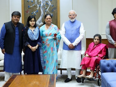 वसुंधरा राजे ने बेटे-बहू और पोते-पोती के साथ पीएम मोदी से की मुलाकात, चर्चाओं में विनायक प्रताप सिंह