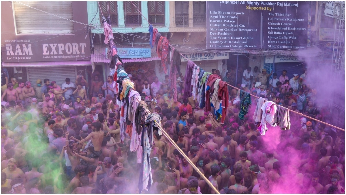 पुष्कर की कपड़ा फाड़ होली पूरी दुनिया में फेमस है.