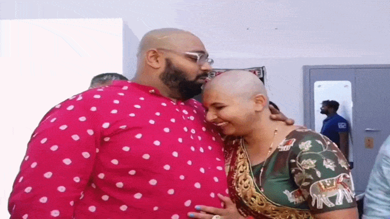 बाल कटवाते हुए बेटा डरे नहीं, मां समेत पूरे परिवार ने कराया मुंडन संस्कार, दिल जीत लेगा ये VIDEO