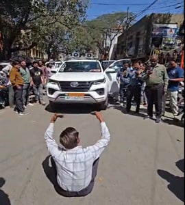 Road Widening Protest Ujjain: गाड़ी के सामने प्रदर्शन