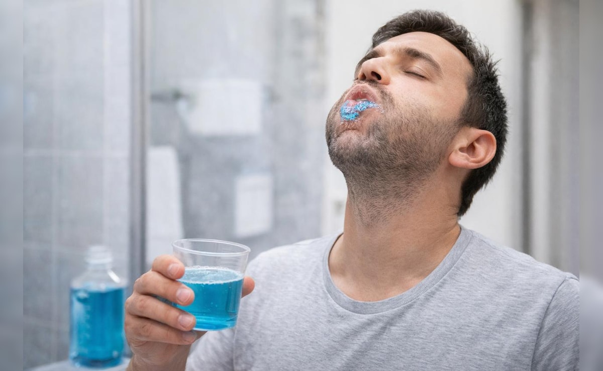 क्या माउथवॉश और दांत चमकाने वाले प्रोडक्ट्स का रोजाना इस्तेमाल करना सेफ है?  डेंटिस्ट से जानें...