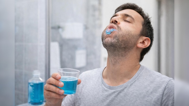 क्या माउथवॉश और दांत चमकाने वाले प्रोडक्ट्स का रोजाना इस्तेमाल करना सेफ है?  डेंटिस्ट से जानें...