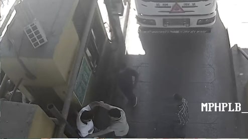 फिर ग्वालियर टोल प्लाजा पर कर्मचारियों के साथ मारपीट, घटना CCTV कैमरे में कैद, युवकों के खिलाफ FIR दर्ज