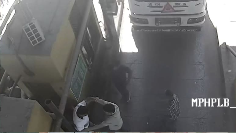 फिर ग्वालियर टोल प्लाजा पर कर्मचारियों के साथ मारपीट, घटना CCTV कैमरे में कैद, युवकों के खिलाफ FIR दर्ज