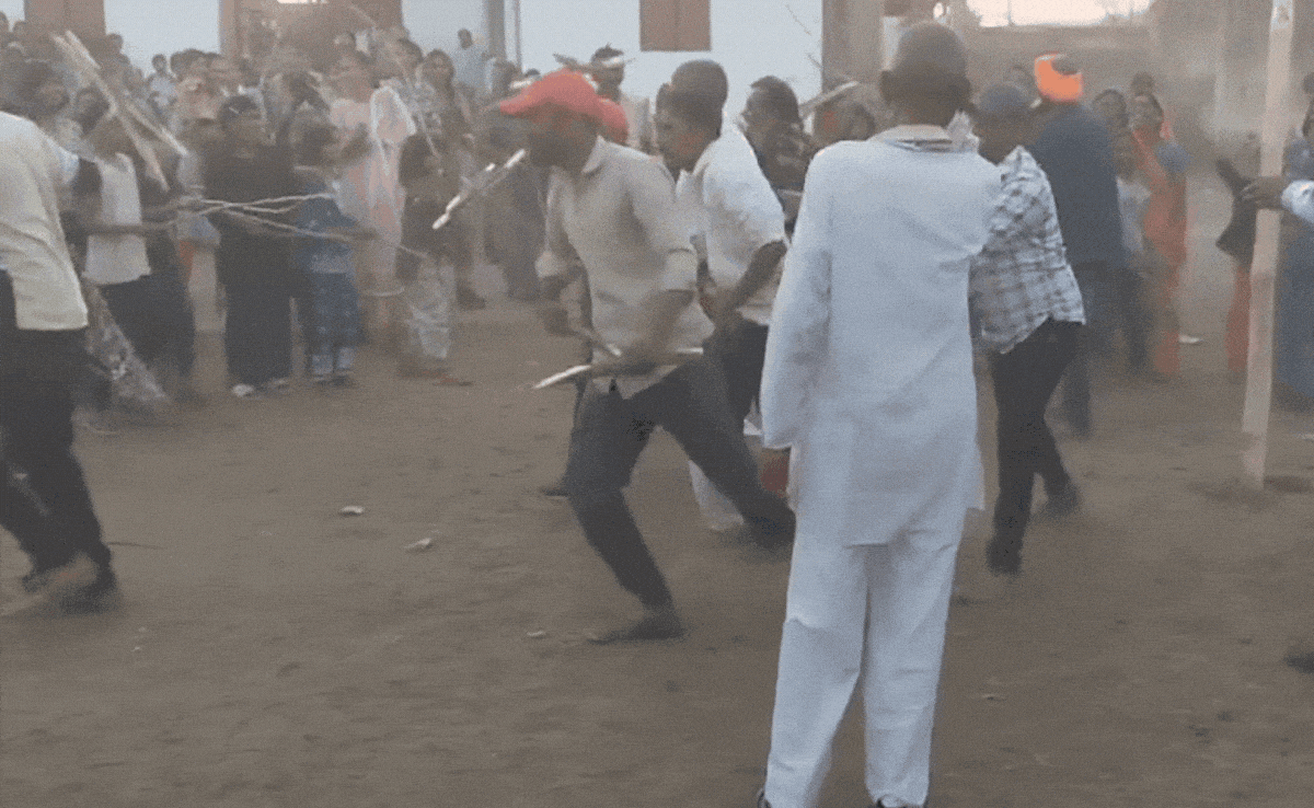 VIDEO: महिलाओं ने पुरुषों को डंडे लेकर खदेड़ा, बचकर भागे, भीड़ देखती रही तमाशा, यह क्या हो रहा