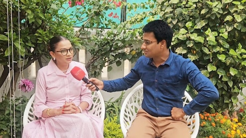 महुआ बीनने से अफसर बनने तक: कम उम्र में विवाह, ससुराल में प्रताड़ित हुई सविता प्रधान... फिर ब्यूटी पार्लर में नौकरी कर लिखी अपनी किस्मत