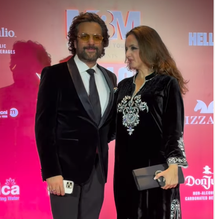 Video: Fardeen Khan Makes Appearance with Sister Laila, Corrects Paps, "<i>Behen Hai, Biwi Nahi</i>"