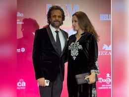 Video: Fardeen Khan Makes Appearance with Sister Laila, Corrects Paps, "<i>Behen Hai, Biwi Nahi</i>"