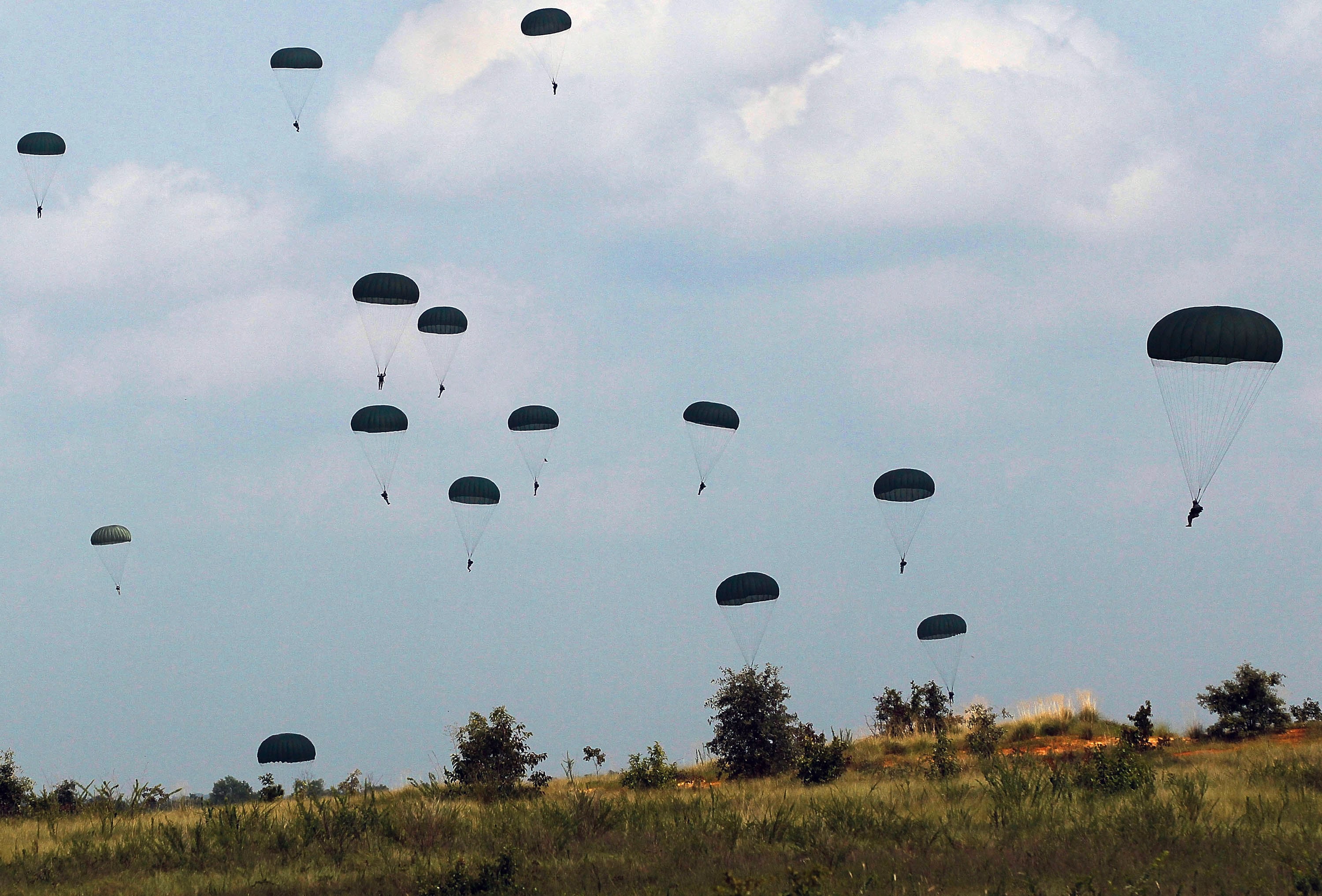 पैराशूट से उतरते 82वें एयरबोर्न के सैनिक (फाइल फोटो)