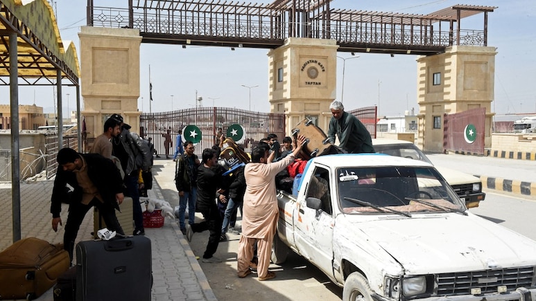 म&zwj;िड&zwj;िल ईस्ट में छ&zwj;िड़ी जंग से  पाकिस्तान की सांसें अटकीं!15 दिन में खत्म होगी LPG, खजाने में सिर्फ 10 दिन का बचा तेल, अब क्या होगा?