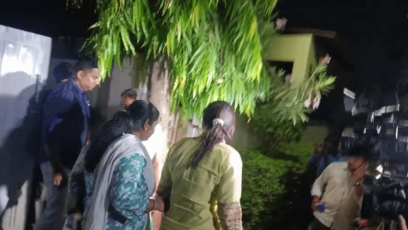 दीवार फांदी, बंगले में घुसी और अशोक खरात के बेटे को लिया हिरासत में, SIT ने फिल्मी अंदाज में की कार्रवाई