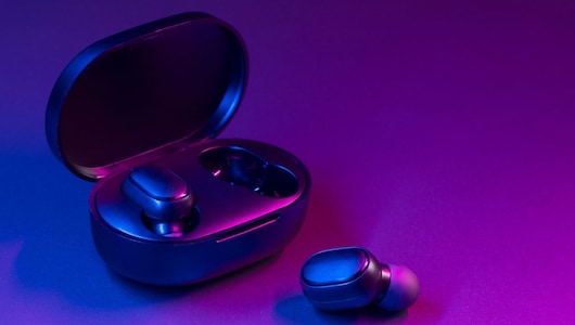 Wireless Earphone under 2000: अब कम बजट में मिलेगा बेहतरीन साउंड, आज ही घर ले आएं ये ईयरफोन