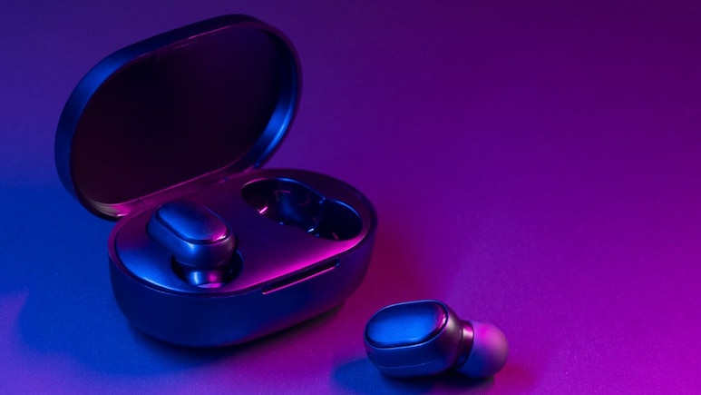 Wireless Earphone under 2000: अब कम बजट में मिलेगा बेहतरीन साउंड, आज ही घर ले आएं ये ईयरफोन