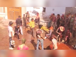 डीडवाना की अनोखी होली, जहां हाकिम की पीठ पर पड़ती है पहली 'डोलची', तब उड़ता है अबीर गुलाल; देखें Video