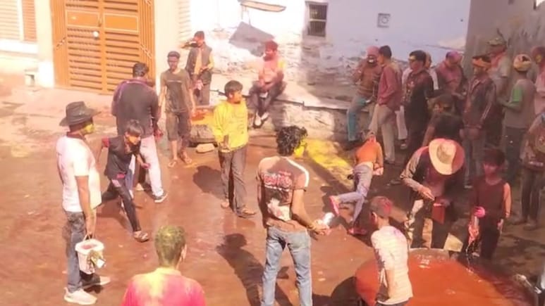 डीडवाना की अनोखी होली, जहां हाकिम की पीठ पर पड़ती है पहली 'डोलची', तब उड़ता है अबीर गुलाल; देखें Video
