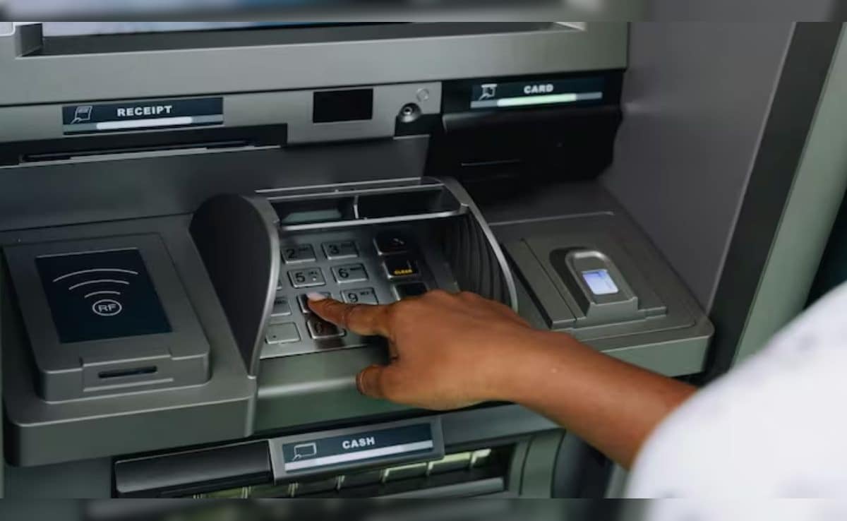 New ATM Rule: 1 अप्रैल से बदल रहे हैं ATM के नियम, QR से निकलेगा कैश, जानिए लिमिट और नए नियम