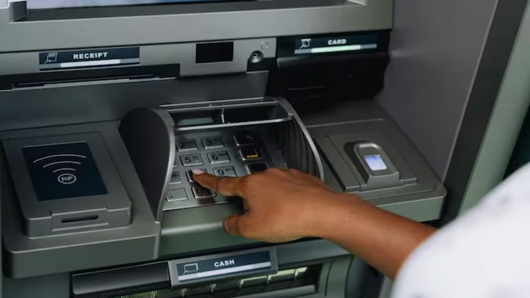 New ATM Rule: 1 अप्रैल से बदल रहे हैं ATM के नियम, QR से निकलेगा कैश, जानिए लिमिट और नए नियम