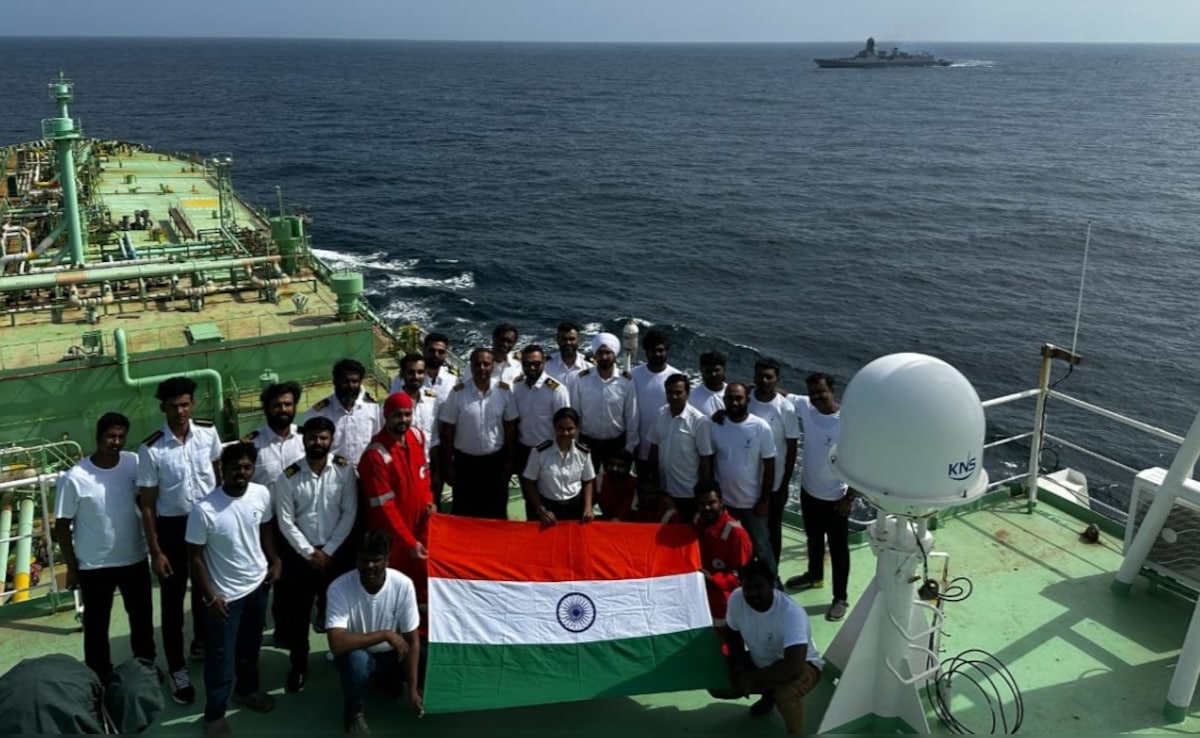 शान से लहराता तिरंगा और भारत माता की जयकार... भारतीय जहाजों ने कुछ ऐसे होर्मुज को किया पार, VIDEO