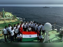 शान से लहराता तिरंगा और भारत माता की जयकार... भारतीय जहाजों ने कुछ ऐसे होर्मुज को किया पार, VIDEO