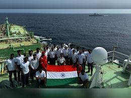 शान से लहराता तिरंगा और भारत माता की जयकार... भारतीय जहाजों ने कुछ ऐसे होर्मुज को किया पार, VIDEO