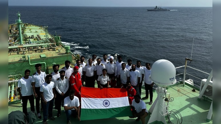 शान से लहराता तिरंगा और भारत माता की जयकार... भारतीय जहाजों ने कुछ ऐसे होर्मुज को किया पार, VIDEO