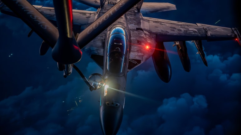 &lsquo;फ्लाइंग फ्यूल स्टेशन&rsquo; खतरे में... KC‑135 गिरने के बाद उठ रहे सवाल, US को बदलना पड़ेगा पूरा WAR प्लान