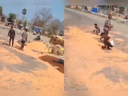 रांची-पटना हाईवे पर दाल की लूट! ट्रक एक्सीडेंट के बाद लोगों की भीड़ जुटी, पुलिस को संभालना पड़ा मोर्चा