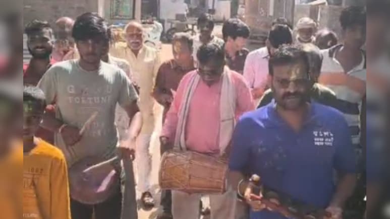 अनरय की होली: गमगीन परिवारों को लगाते हैं रंग, घर-घर पहुंचकर मनाई जाती है ये परंपरा